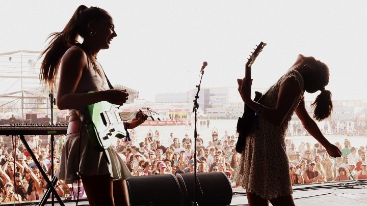 This Week's Model — Hinds, "The Bed, the Room, the Rain and You"