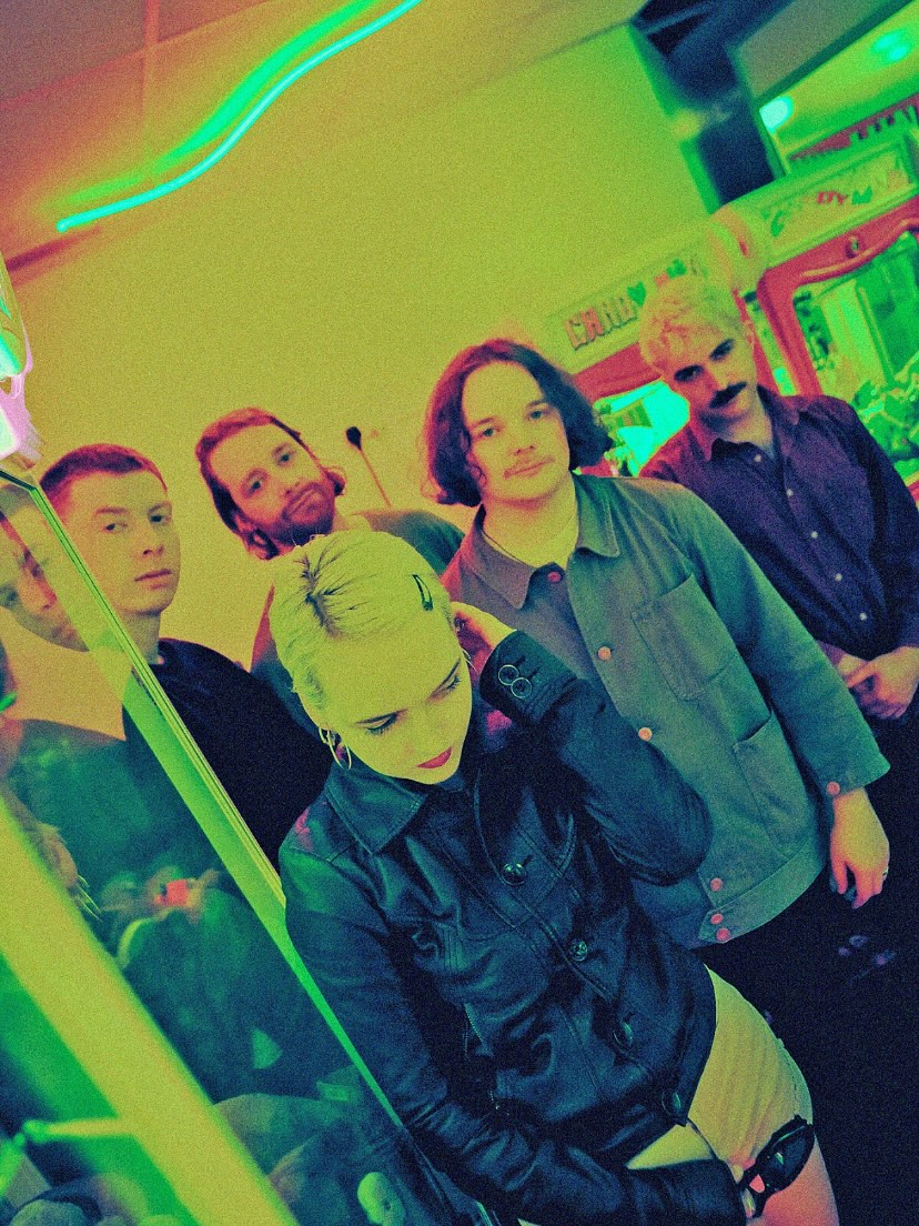 Photo of the the band Just Mustard by instagram.com/daisychainsphotos