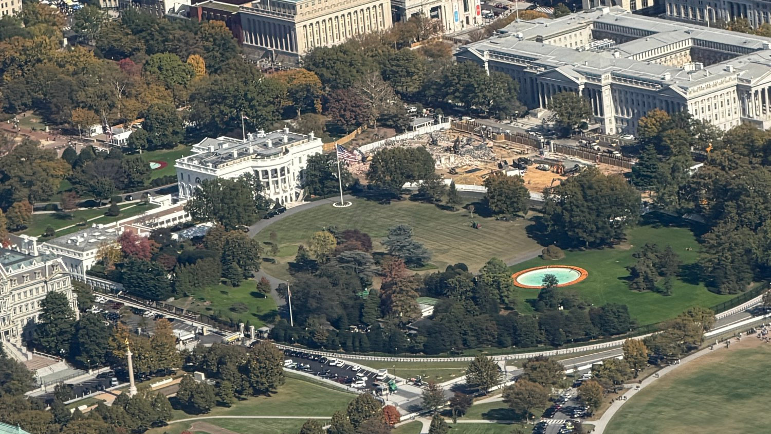 Photo of the White House taken from the air by bsky.app/profile/katieharbath.bsky.social